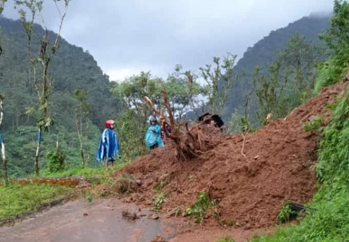 Tanah Longsor Kembali Terjadi di Desa Sirau, Akses Jalan Utama Penghubung Antar Desa Tertutup