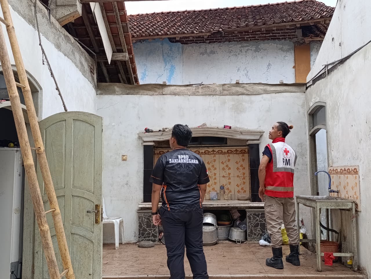 Cuaca Ekstrem Terjang Banjarnegara, Rumah Ambruk dan Pohon Tumbang Lumpuhkan Akses Jalan