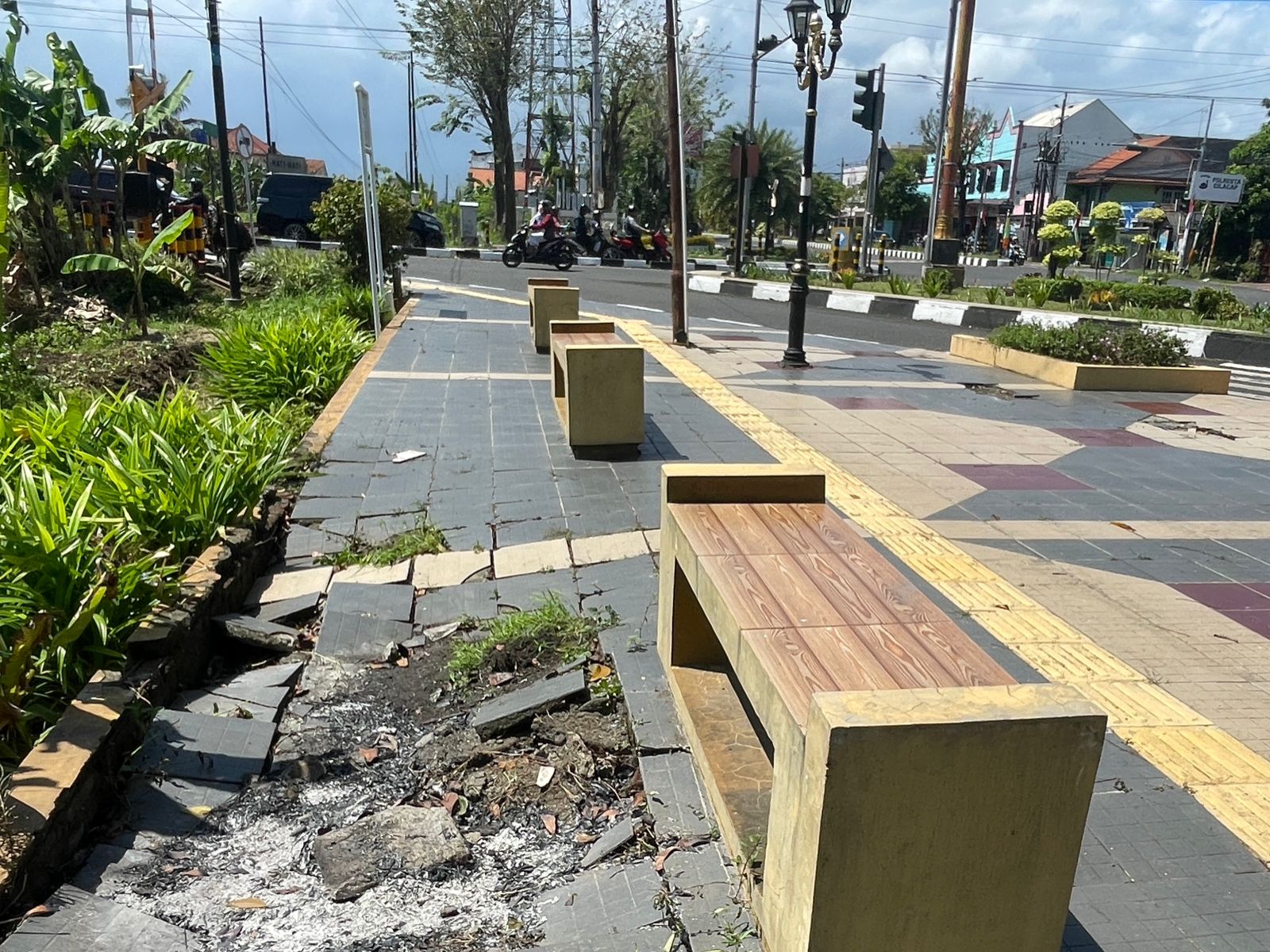 Taman Persimpangan Bluemoon Kurang Terawat, DLH Akui Kekurangan Personel Penjagaan