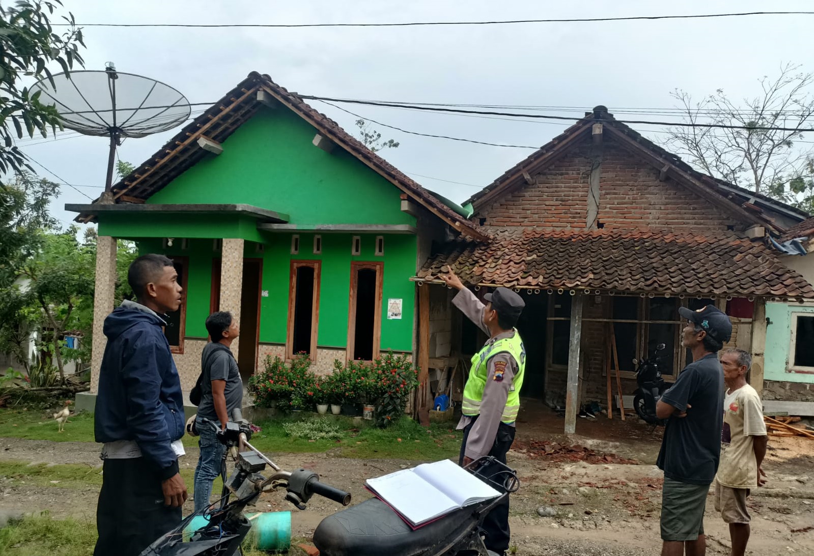 Perbaiki Atap, Warga Giritirto Kebumen Tersengat Listrik