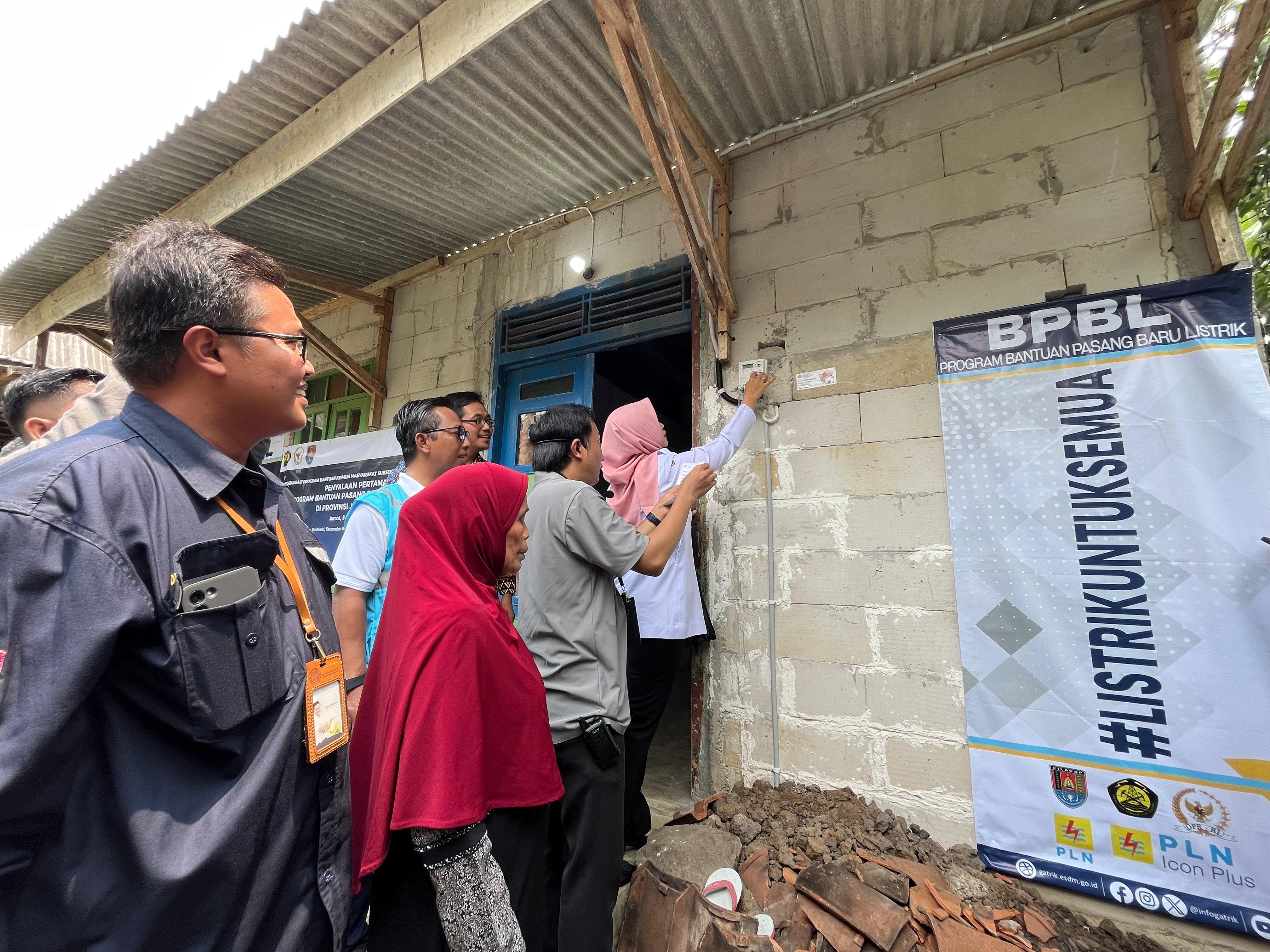 PLN Persero UID Jateng DIY Dukung Asta Cita Presiden Melalui Program BPBL untuk Warga Gentasari Kroya Cilacap