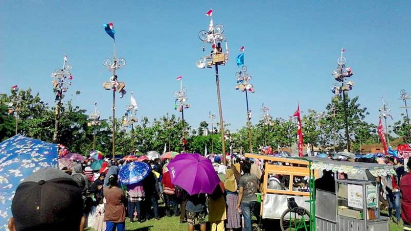 168 Peserta Meriahkan Panjat Pinang Pemkab Cilacap di Gumilir