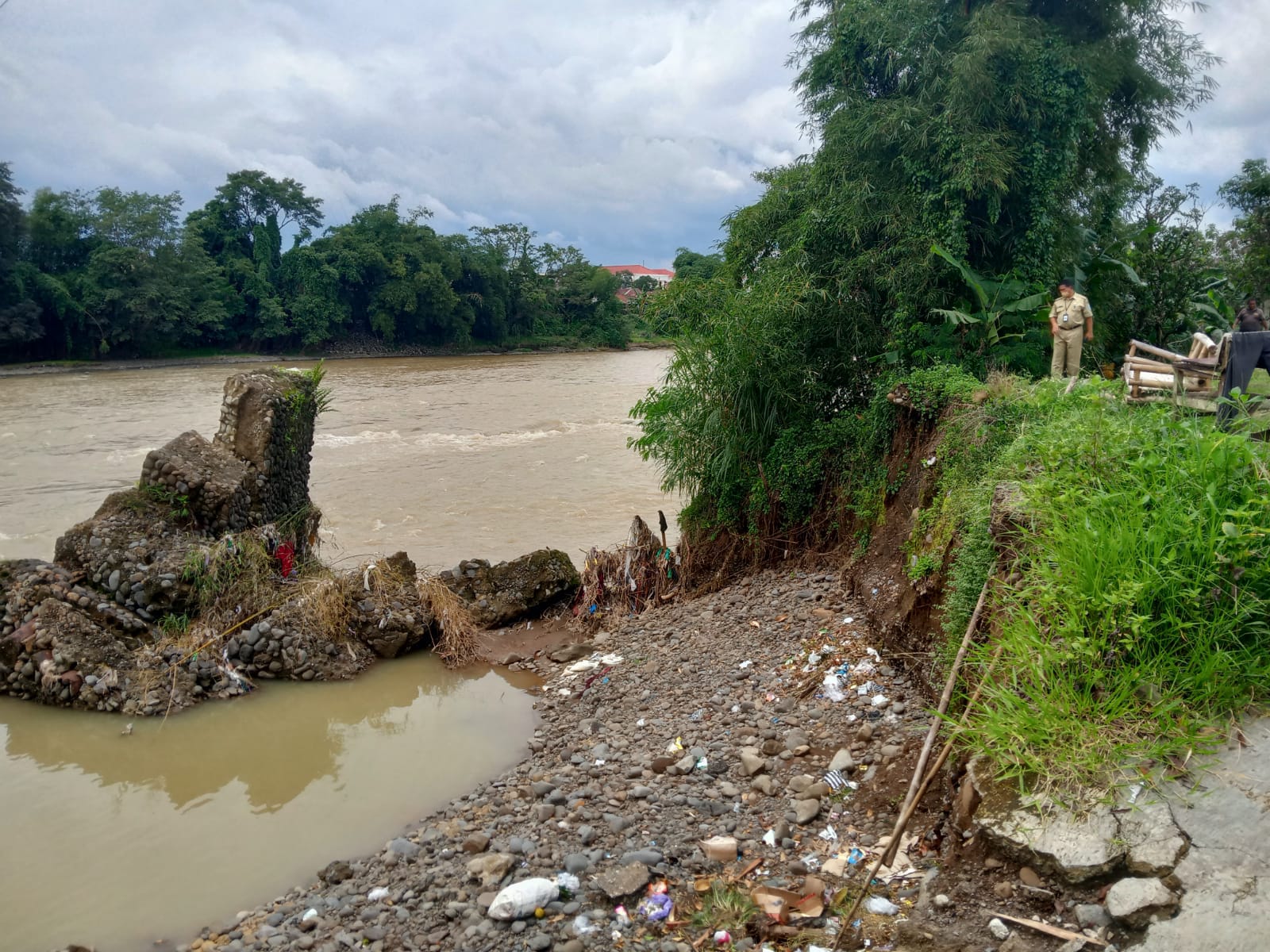 Penanganan Puluhan Tebing Sungai Longsor Butuh Waktu Lama, Ini Penyebabnya