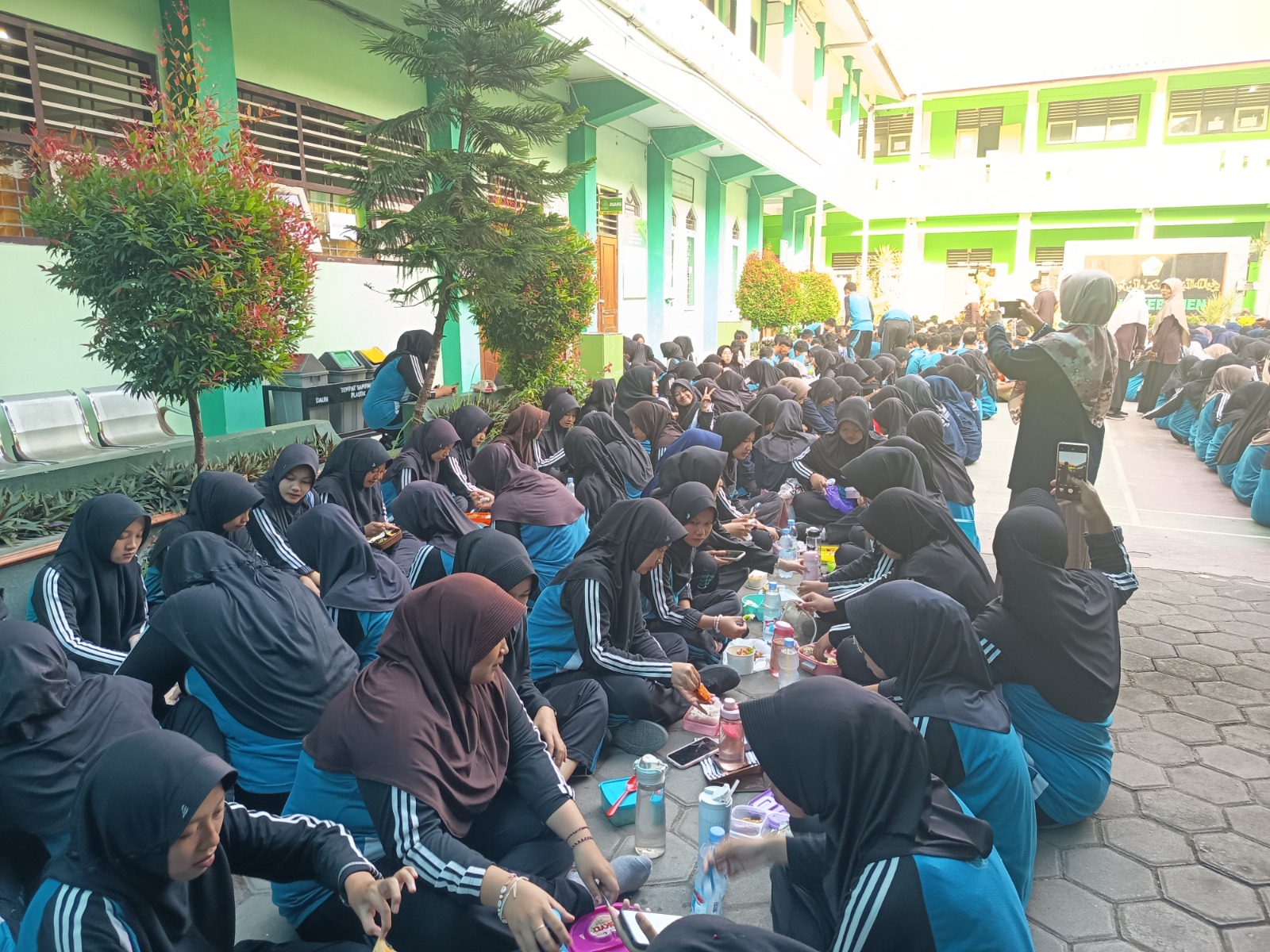 Peringati HAN, Ratusan Siswa Makan Bersama