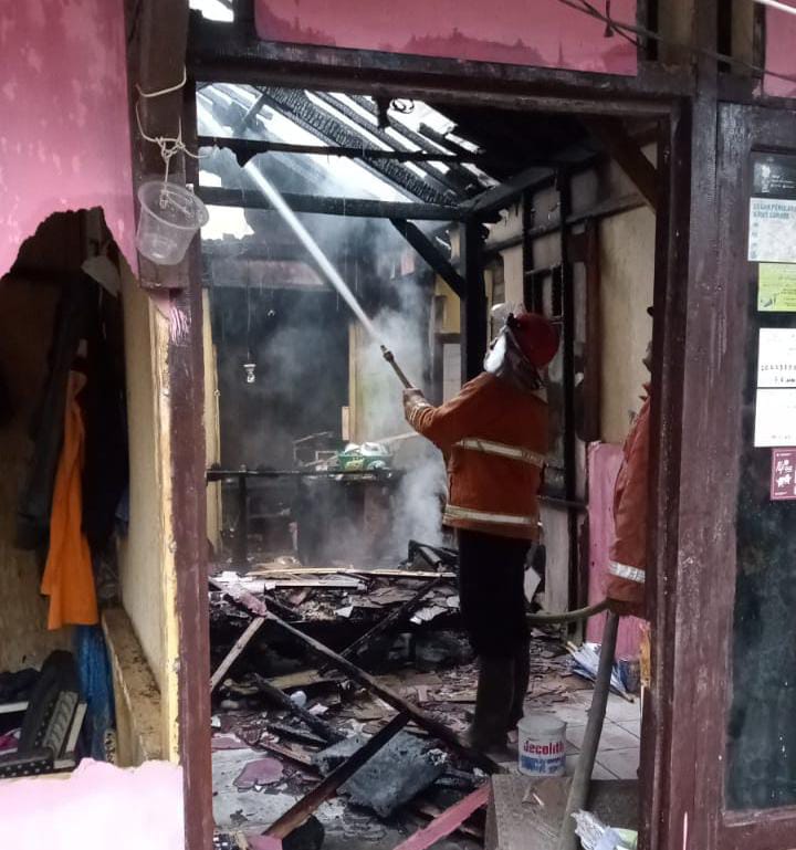 Ditinggal ke Pasar, Rumah di Teluk Purwokerto Selatan Nyaris Ludes Terbakar 