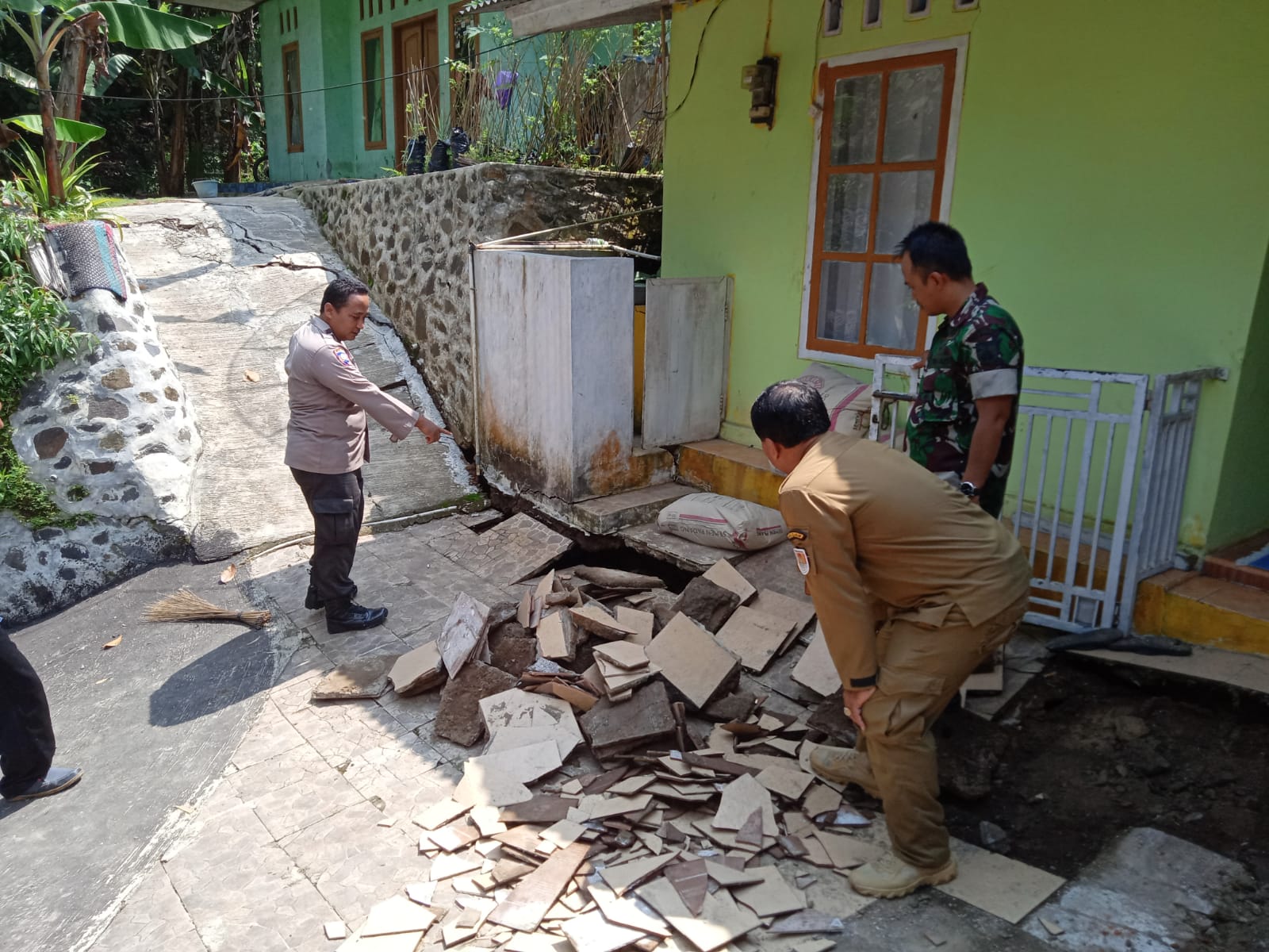 Retakan tanah ancam 2 rumah warga desa Panulisan Timur Kecamatan Dayeuhluhur