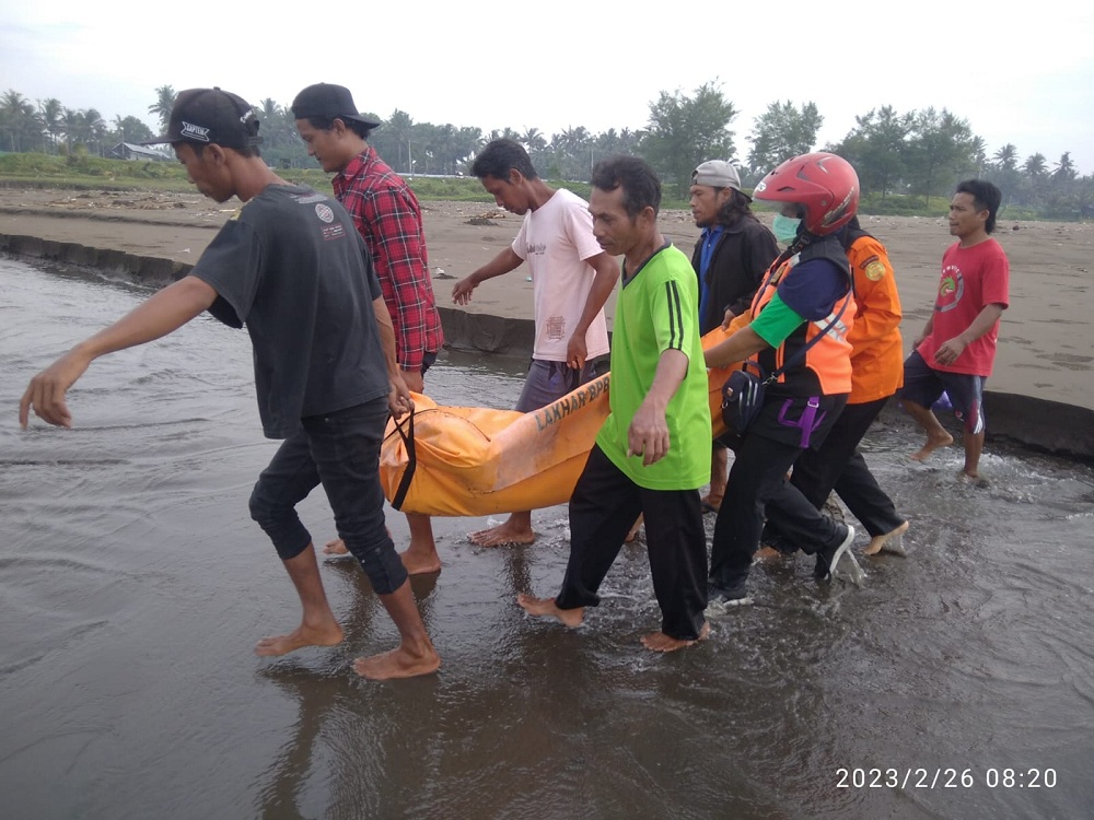 Mayat Laki-laki Ditemukan Dipinggir Pantai Singgkil Indah Nusawungu 