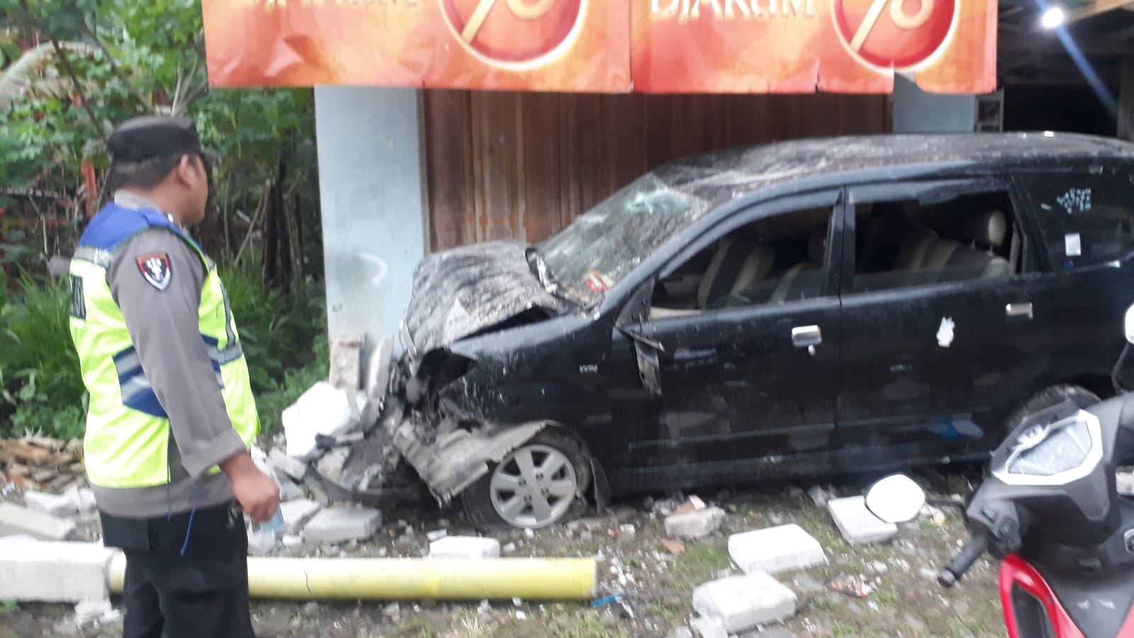 Rem Blong, Mobil Tabrak Warung di Sangkanayu