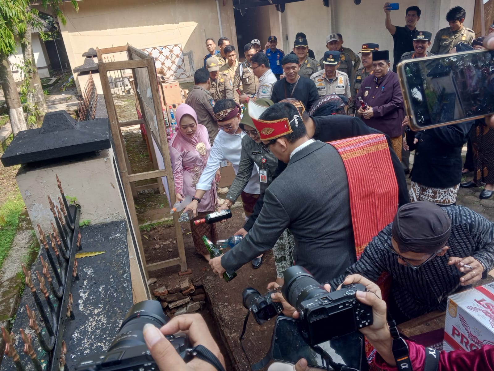 Pemusnahan Ribuan Miras Ilegal, Jangan Ada Yang Simpan di Kantor