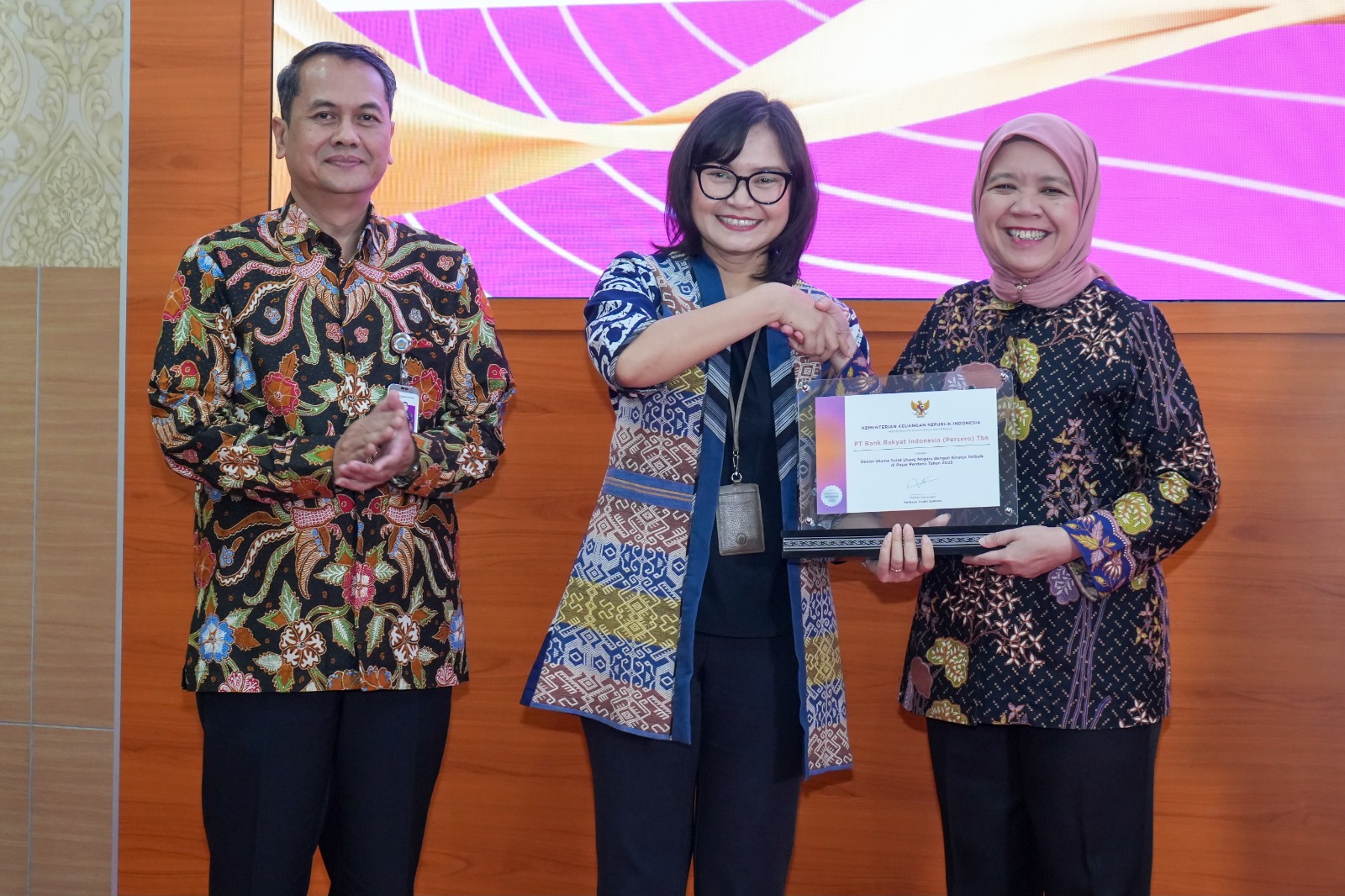 BRI Raih 3 Penghargaan Dealer Utama dengan Kinerja Terbaik dari Kemenkeu