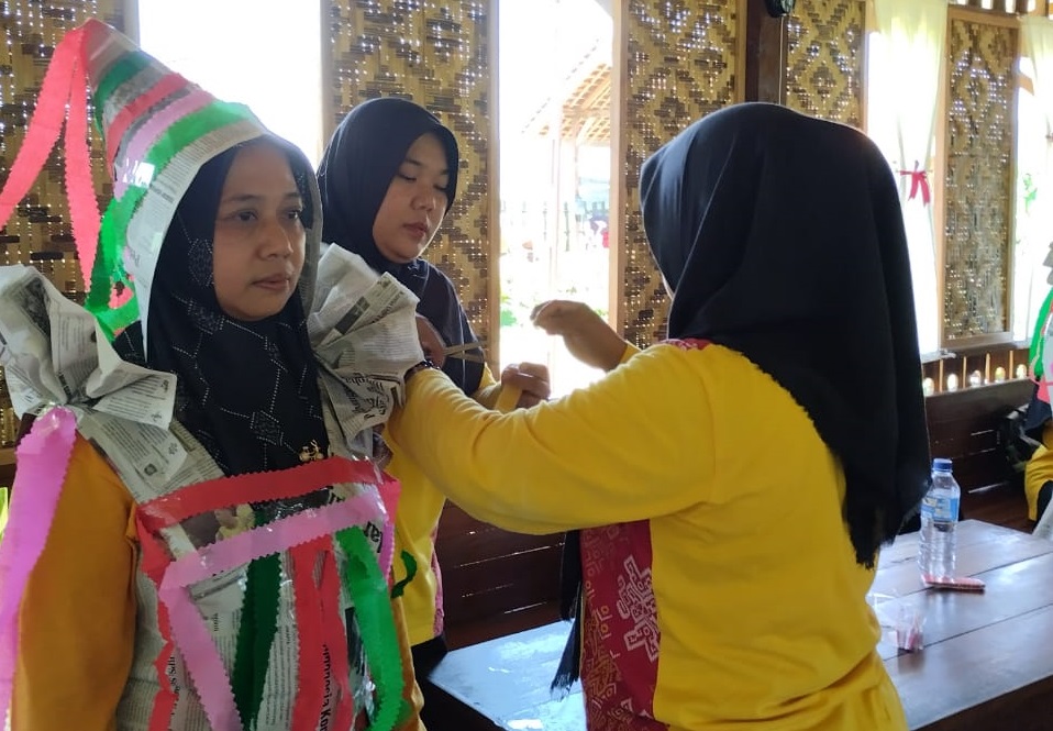 Hari Ibu, Warga Klinting Sulap Koran Bekas jadi Busana