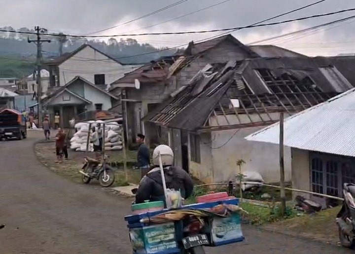 Puting Beliung Terjang Wanayasa, Atap Rumah Warga Beterbangan