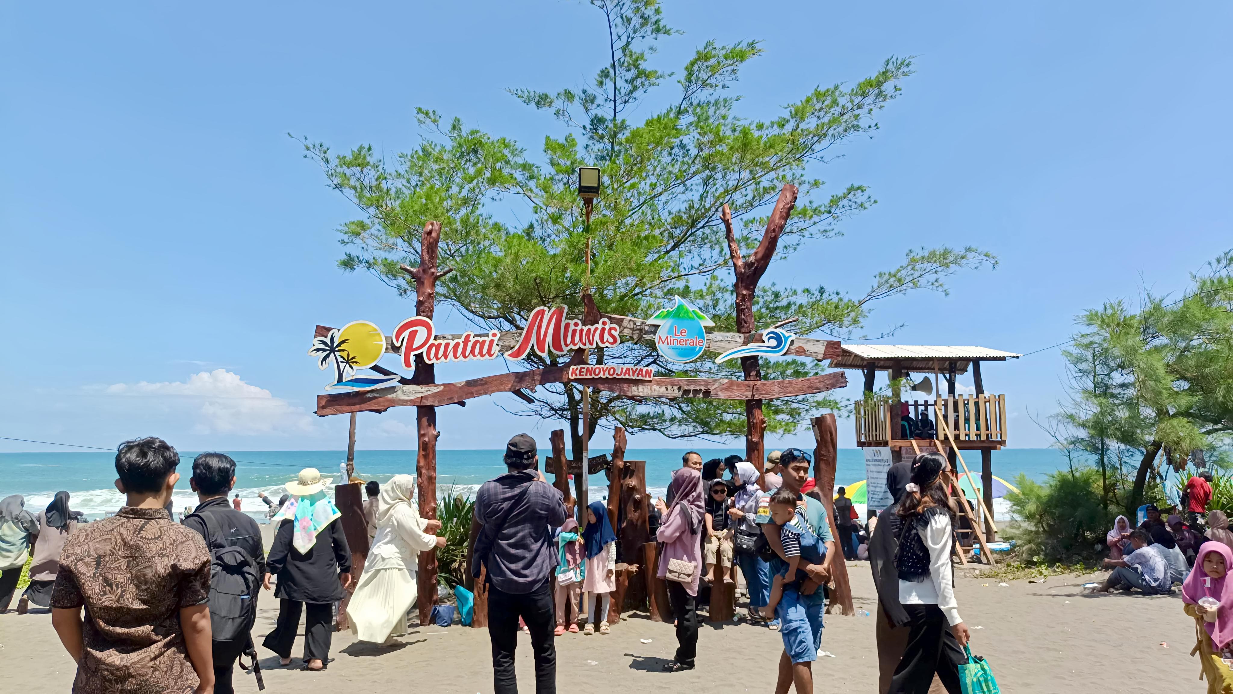 Pengunjung Pantai Mliwis Melonjak Drastis, Area Parkir Overload