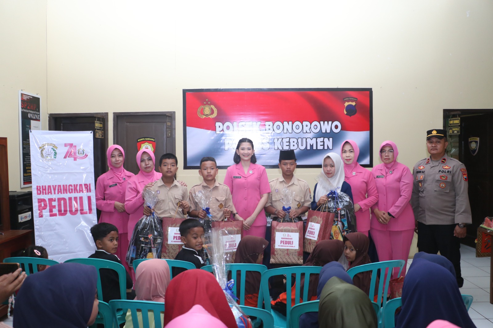 Polres Bantu Perlengkapan Sekolah 15 Pelajar 