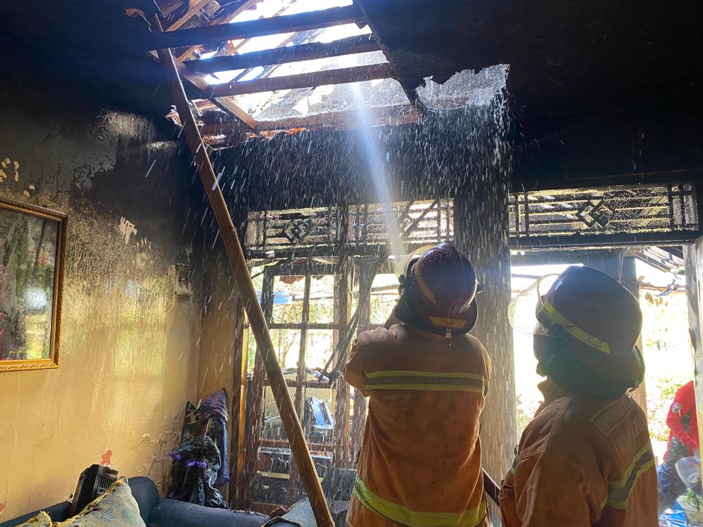 Rumah Warga Karangasem Kebakaran Diduga Korsleting Linstrik, Pemilik Rumah Alami Luka Bakar di Bagian Tangan