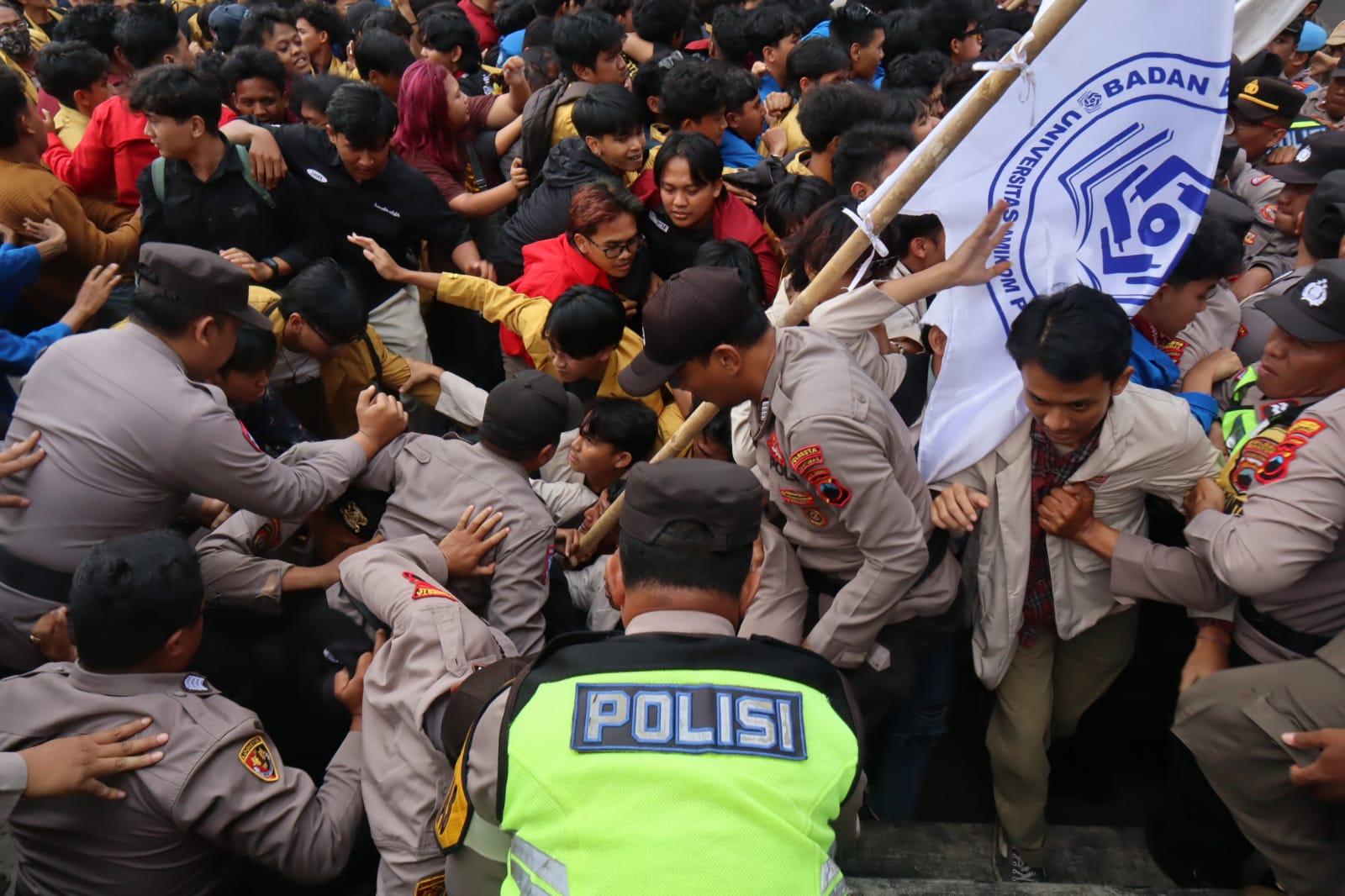 Mahasiswa Banyumas Geruduk Kantor Bupati, Dua Tahun Prabowo-Gibran Ditagih