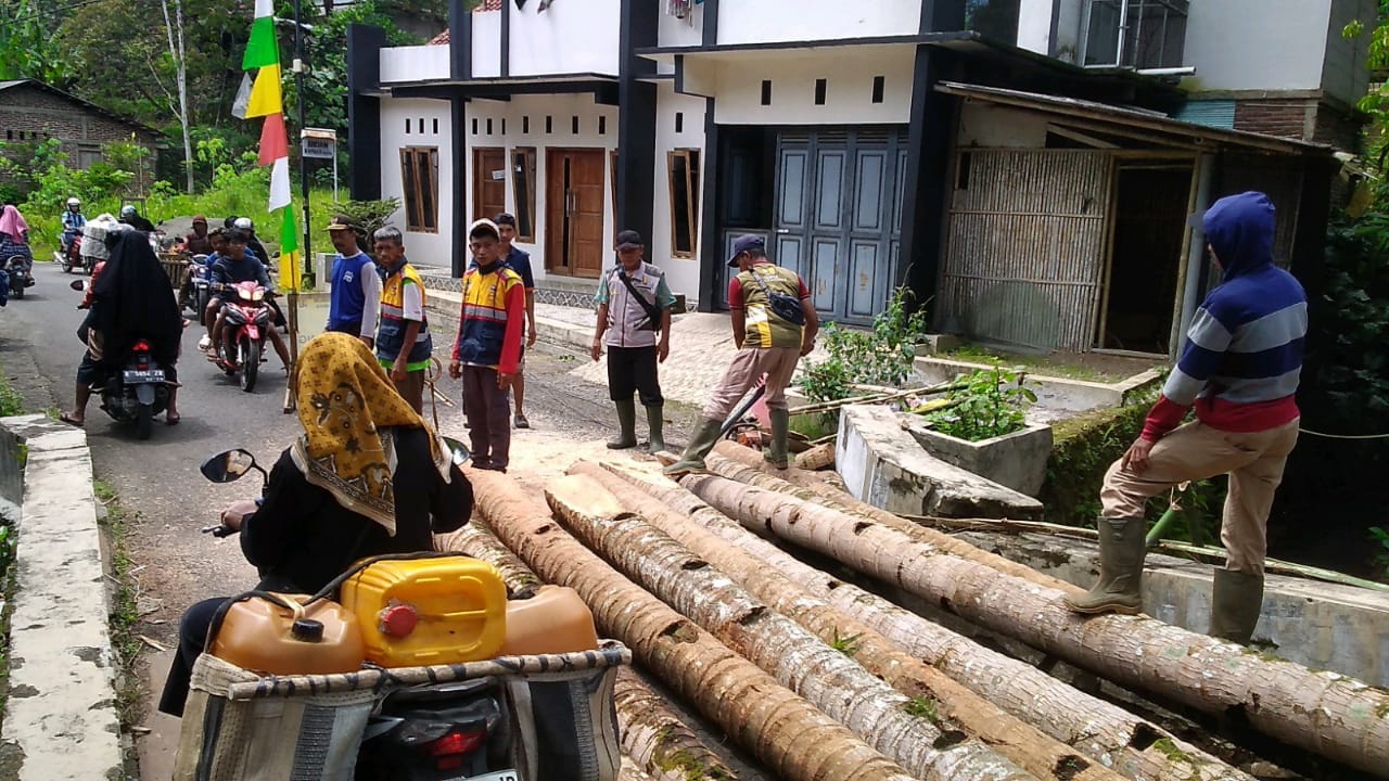 Warga Desa Watuagung Lapor ke Dewan Terkait Kondisi Jembatan Saluran Pembuangan yang Kritis 