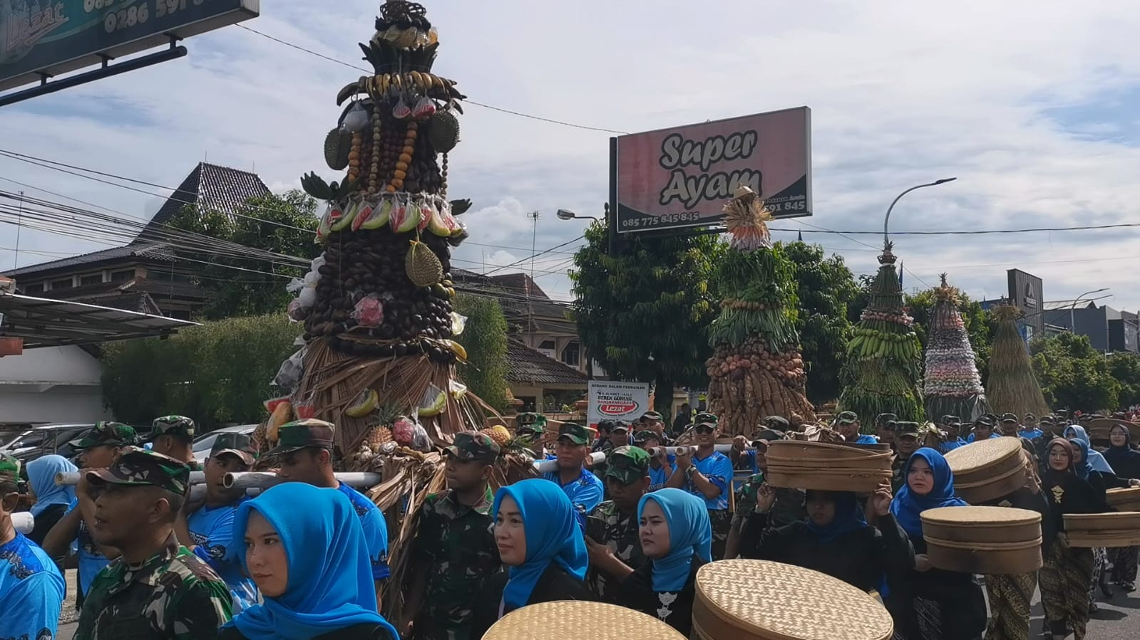 Kirab Hari Jadi Banjarnegara ke-454 Meriah, Ribuan Warga Berebut Gunungan Hasil Bumi