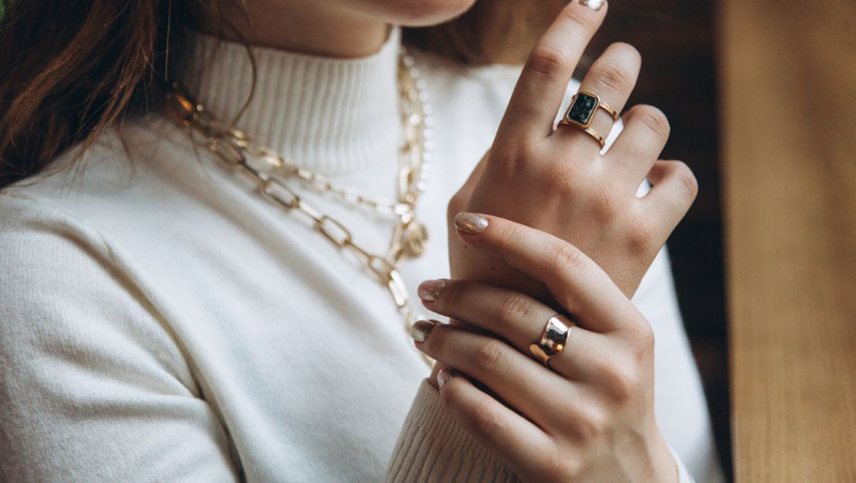 Cara Membedakan Emas Muda dan Emas Tua Saat Membeli Perhiasan