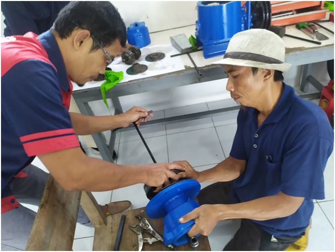 Dosen STT Wiworotomo Menerapkan Pembuatan Pellet Unggas Berbasis Maggot di Teluk Purwokerto