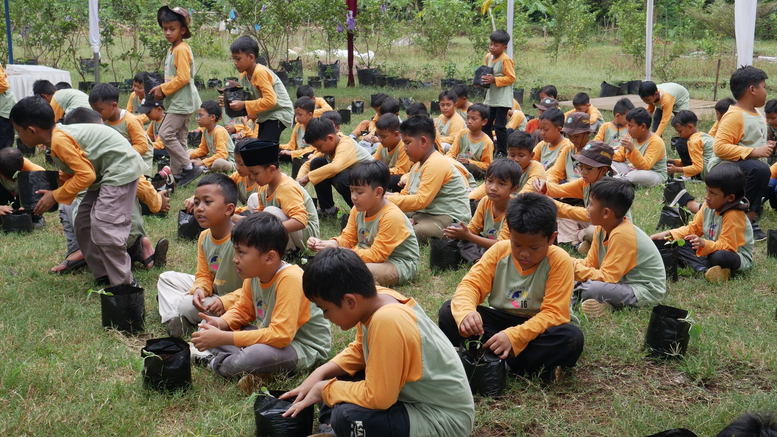 Asyik banget, Siswa SDIT Harum Belajar di Kebun Melon