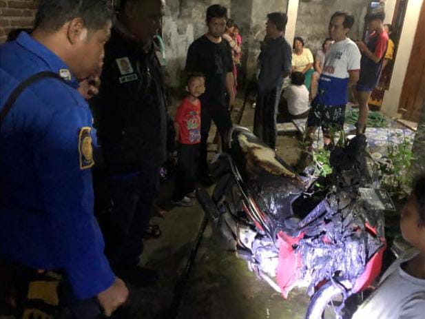 Cucu Bakar Lilin di Dekat Tumpukan Kayu, Sepeda Motor Milik Warga Selabaya Terbakar