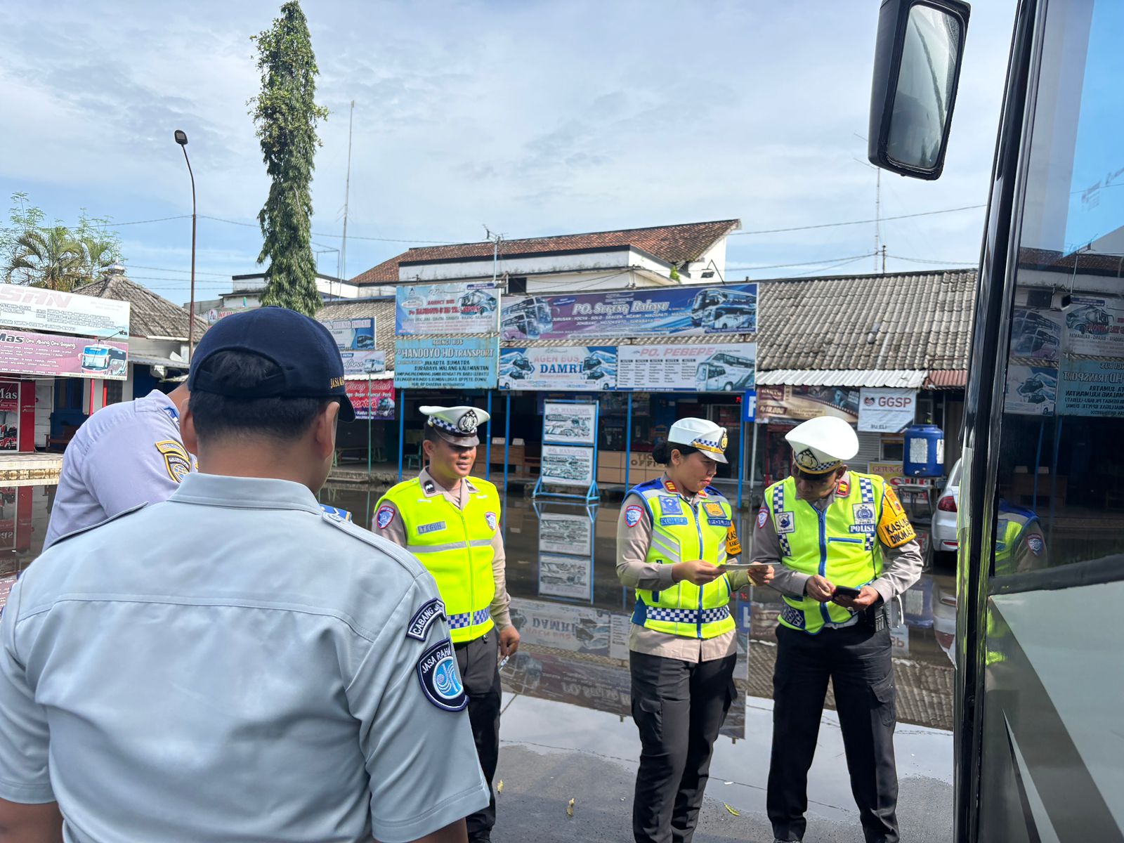 Kendaraan Umum di Terminal Bus Purbalingga Dicek Mendadak oleh Satlantas