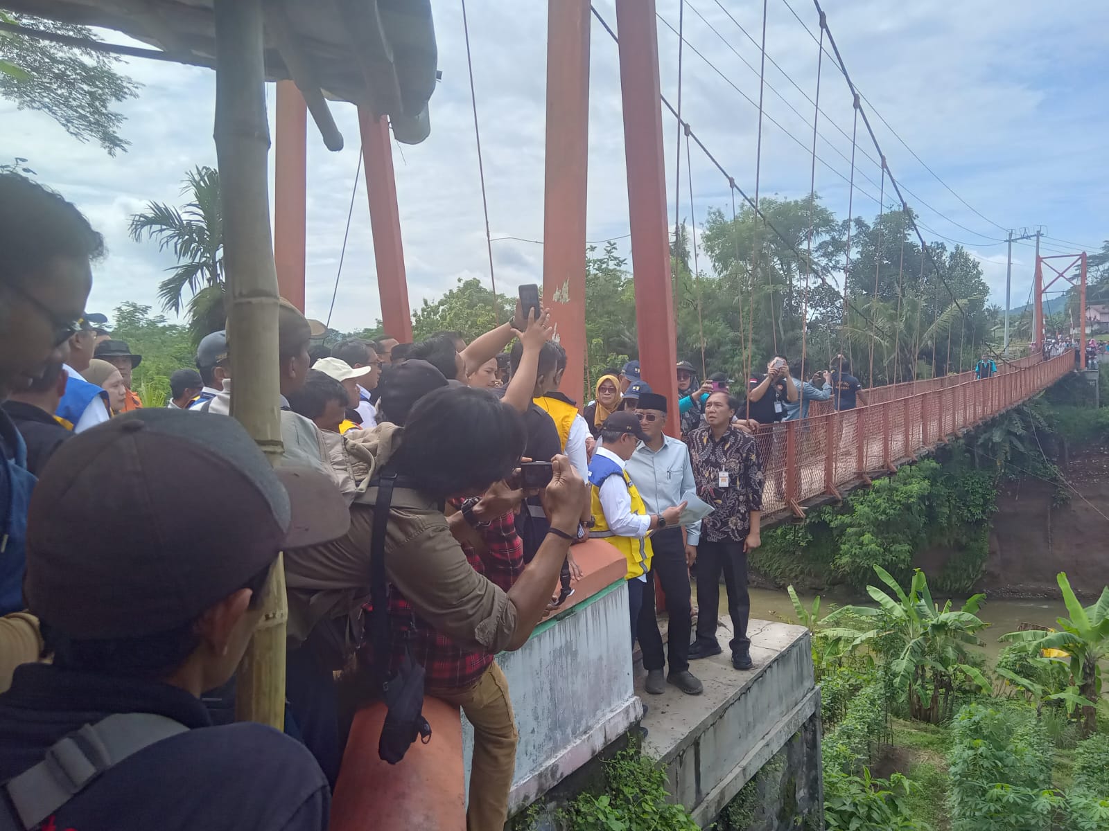 DPU Banyumas Siapkan Dua Opsi Penanganan Jembatan Gantung Sidabowa - Karanganyar