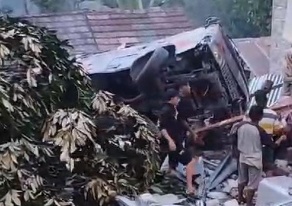 Alami Kecelakaan Tunggal, Minibus Terbalik di Desa Sangkanayu