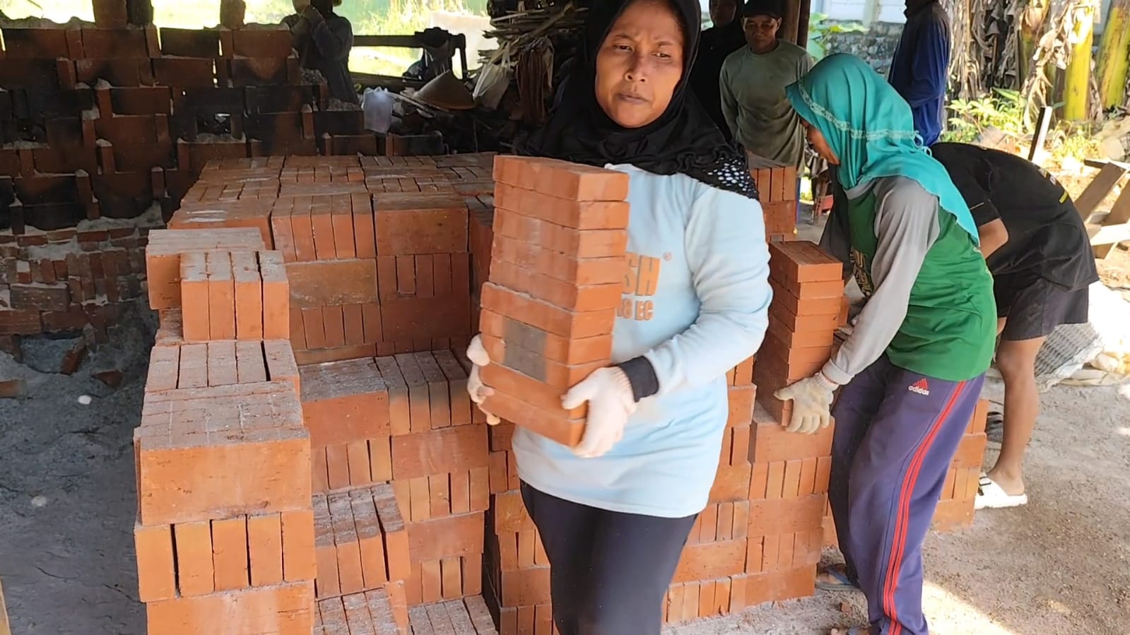 Perjuangan Ibu Rumah Tangga di Banjarnegara Jadi Kuli Angkut Bata Selama Puluhan Tahun