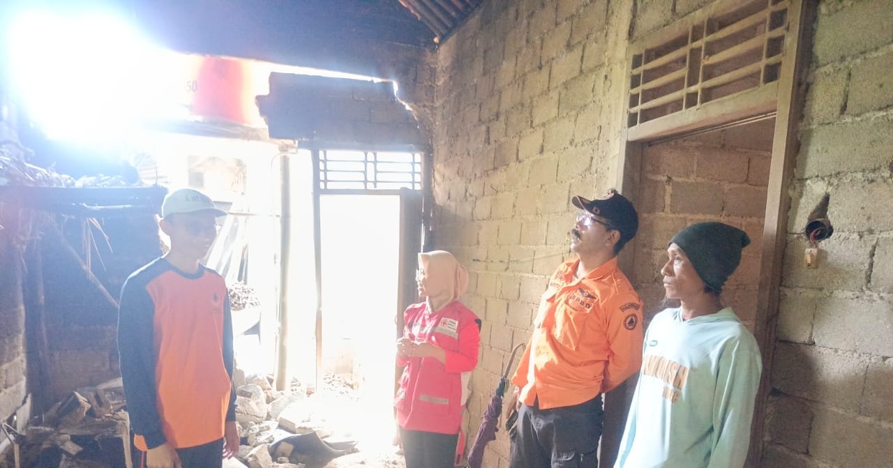 Dapur Rumah Warga Purwanegara Ambruk Akibat Tanah Gerak