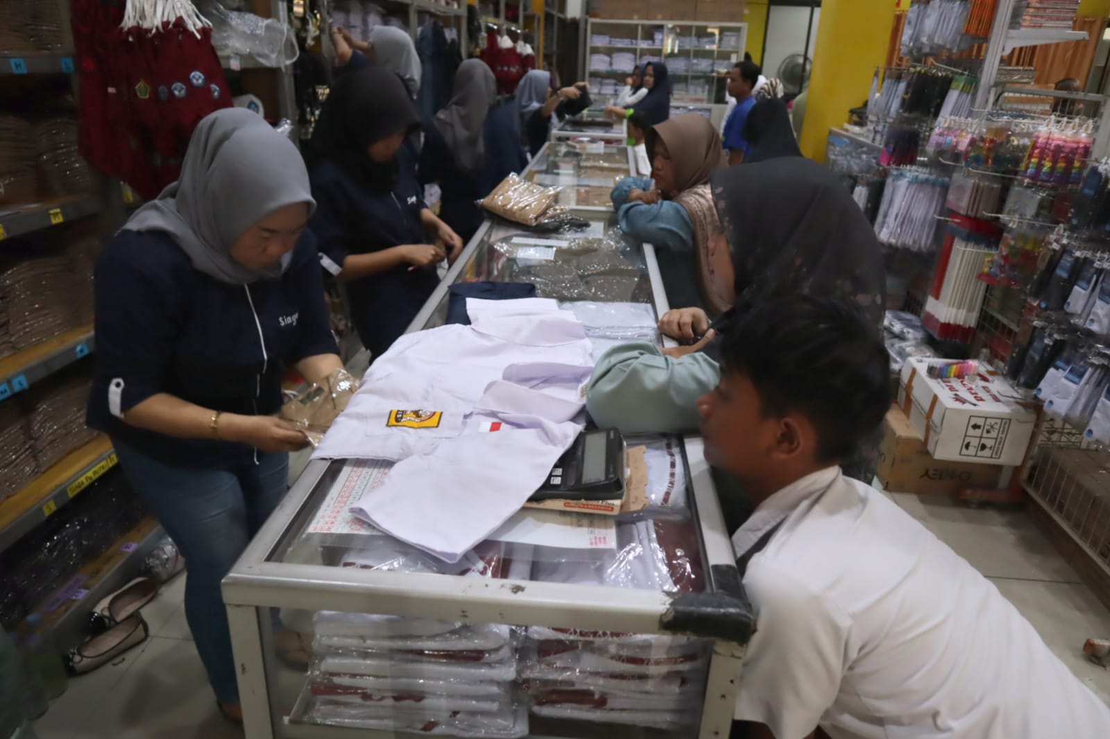Belanja Daring Gerus Penjualan Seragam di Banyumas, Toko Fisik Kehilangan Momen Panen Tahun Ajaran Baru