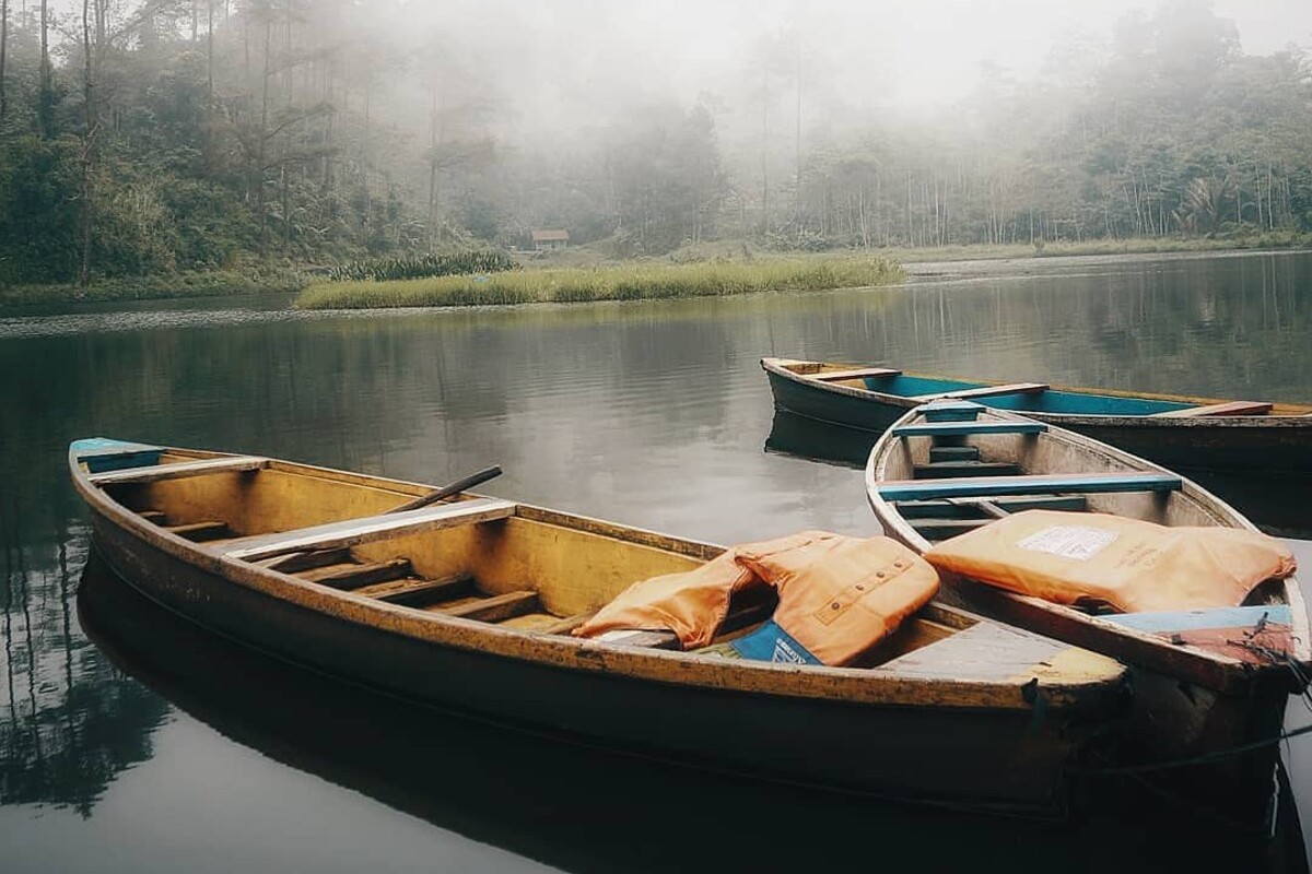 Bermain Perahu Sambil Menikmati Keindahan Alam di Telaga Kumpe 