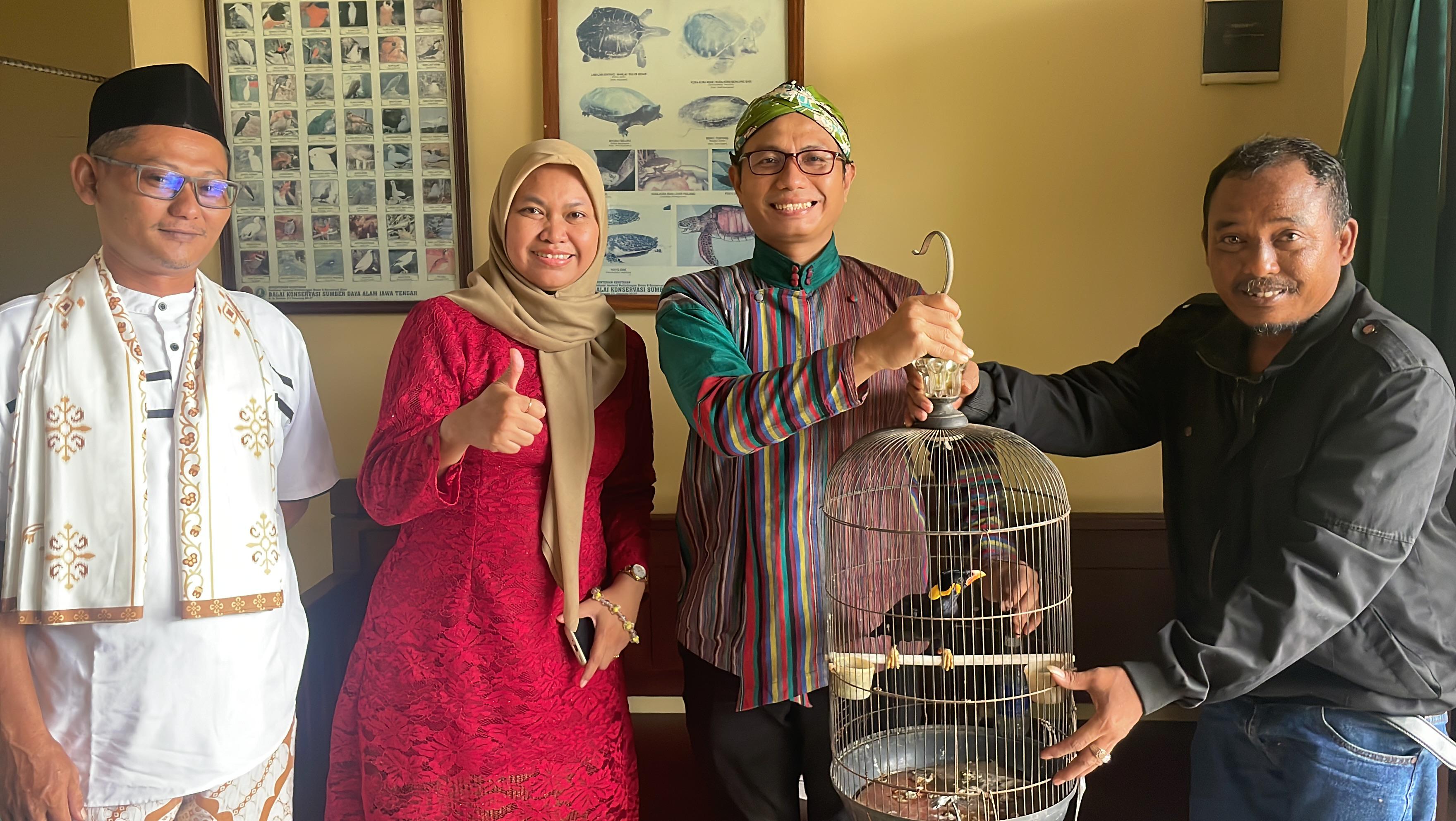 Sadar Termasuk Satwa Dilindungi, Warga Serahkan Burung Beo ke KSDA