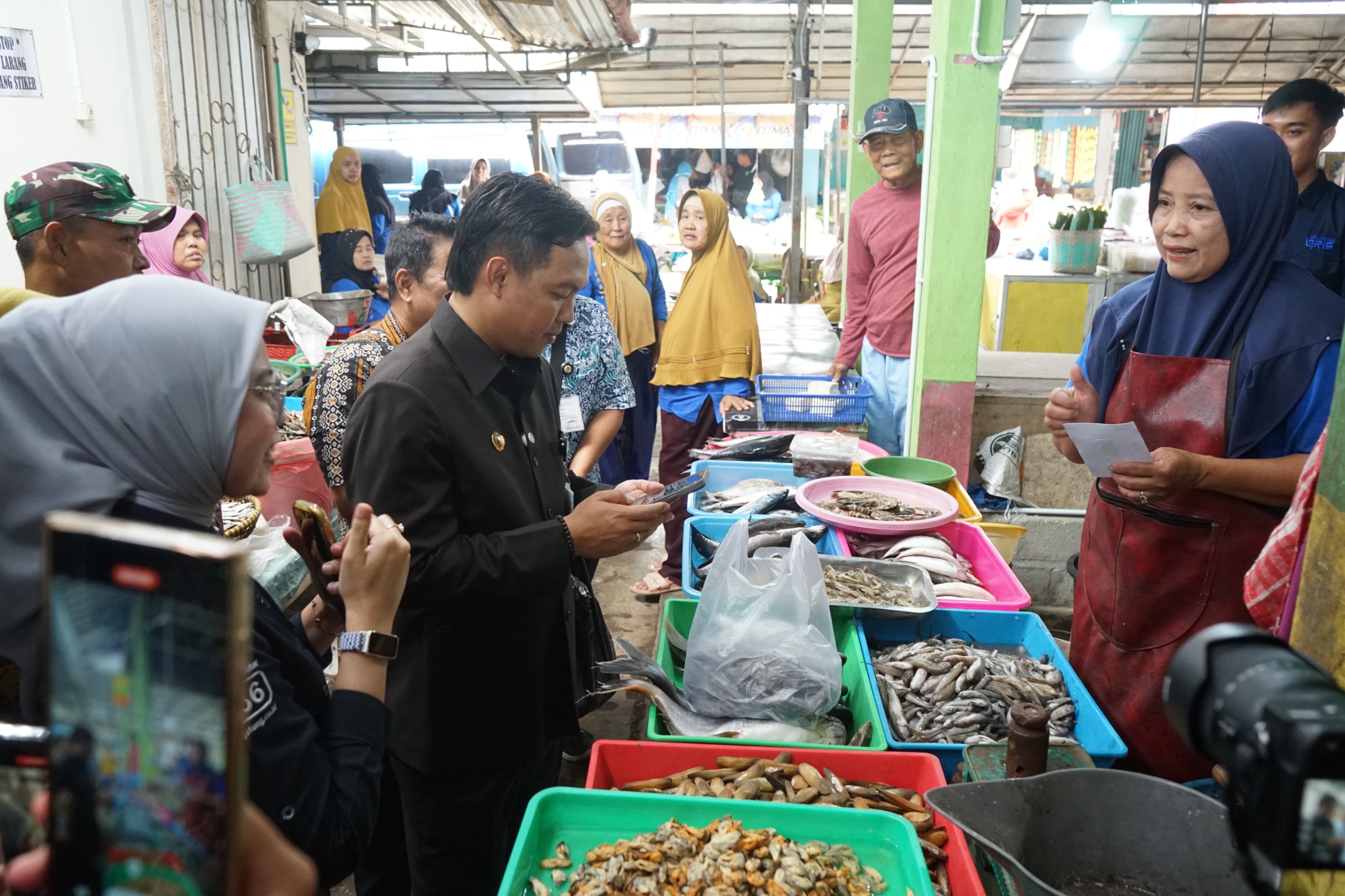 Melek Digital, Pedagang Pasar Saliwangi Telah Menggunakan Qris Sebagai Metode Pembayaran