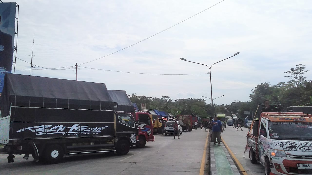 Sopir Truk dan Pikap Tolak Undang-Undang ODOL, Aksi di Jalur Lingkar Utara Sumpiuh-Tambak