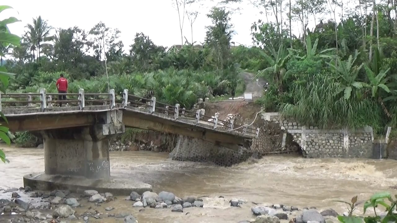 Jembatan Penghubung Dua Kecamatan di Banjarnegara Amblas, Aktivitas Warga Lumpuh