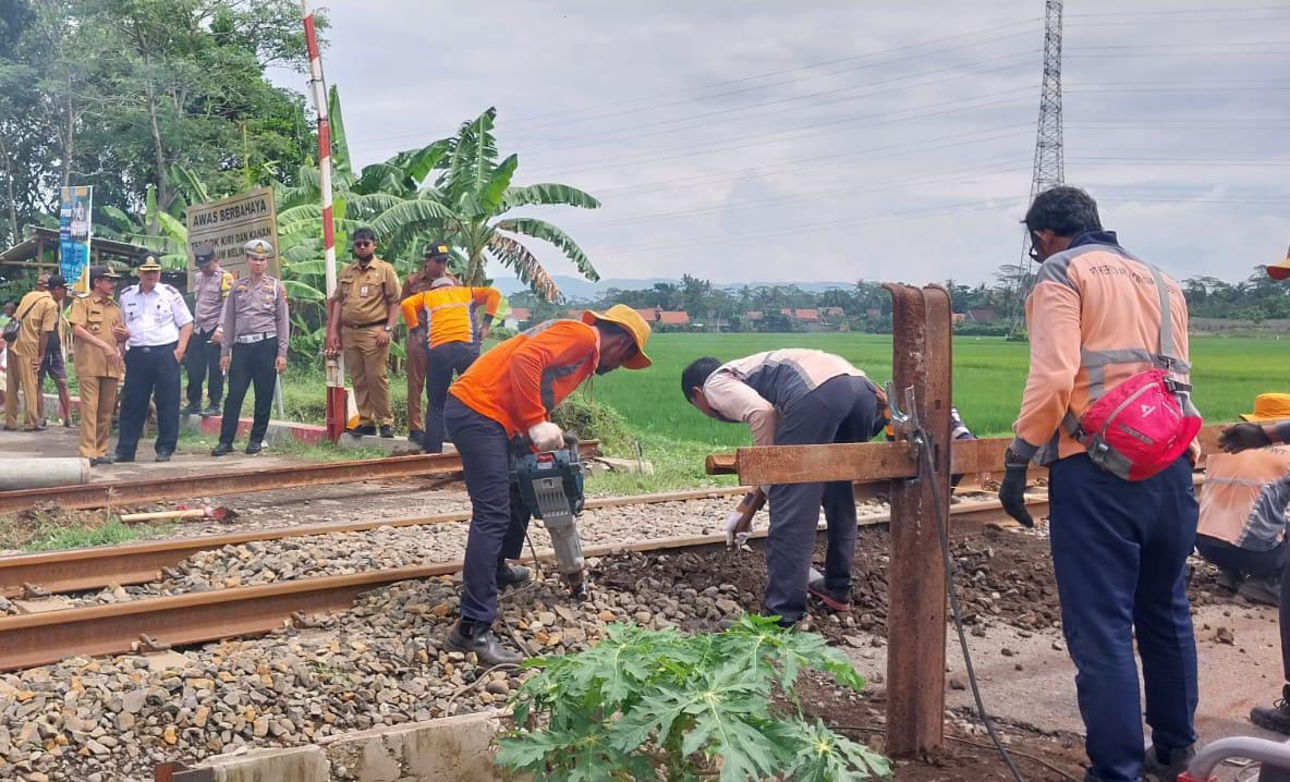 Kurangi Potensi Kecelakaan, Perlintasan Kereta Api Antara Petak Jalan Stasiun Kesugihan-Karangkandri Ditutup