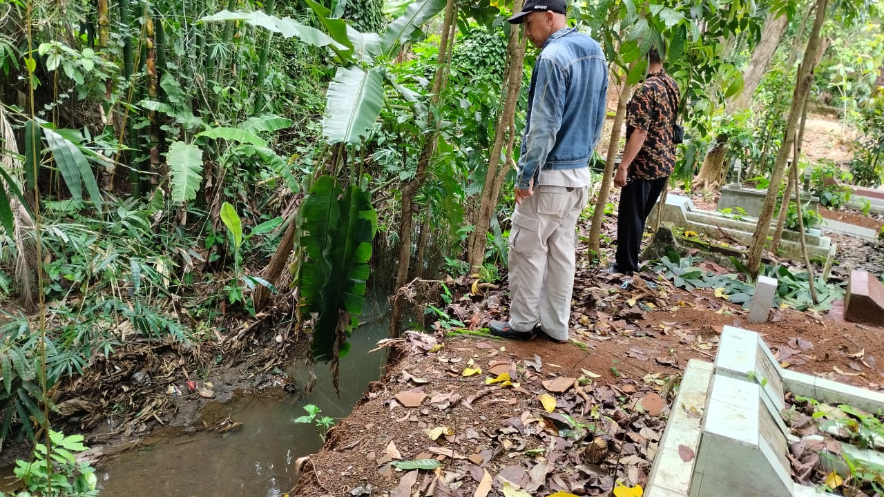 Tebing Longsor Sepanjang 30 Meter, Sejumlah Makam di Pemakaman Desa Karangpetir Tambak Terancam