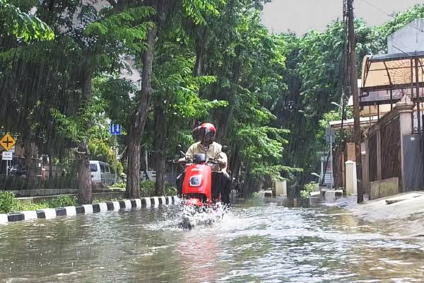 Menerjang Banjir dengan Motor Listrik, Tips dan Trik untuk Keamanan dan Efisiensi