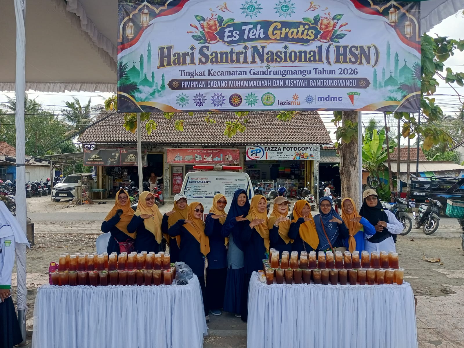 Muhammadiyah Gandrungmangu Berbagi 1.000 Es Teh Gratis di Hari Santri