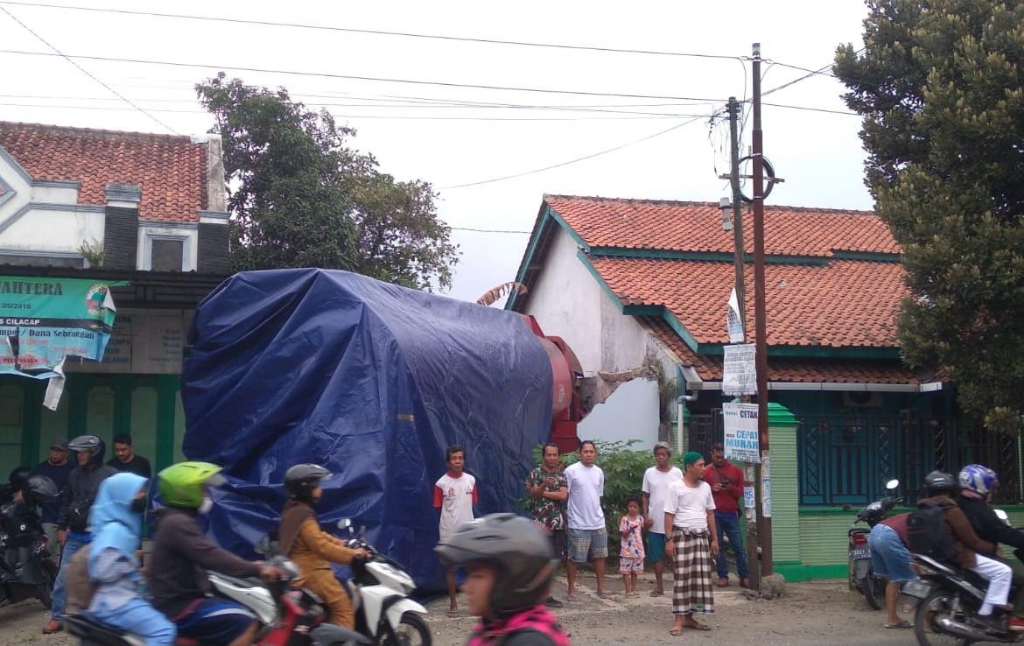 Mobil Pertamina Seruduk Truk dan Gerbang Rumah Warga di Maos 
