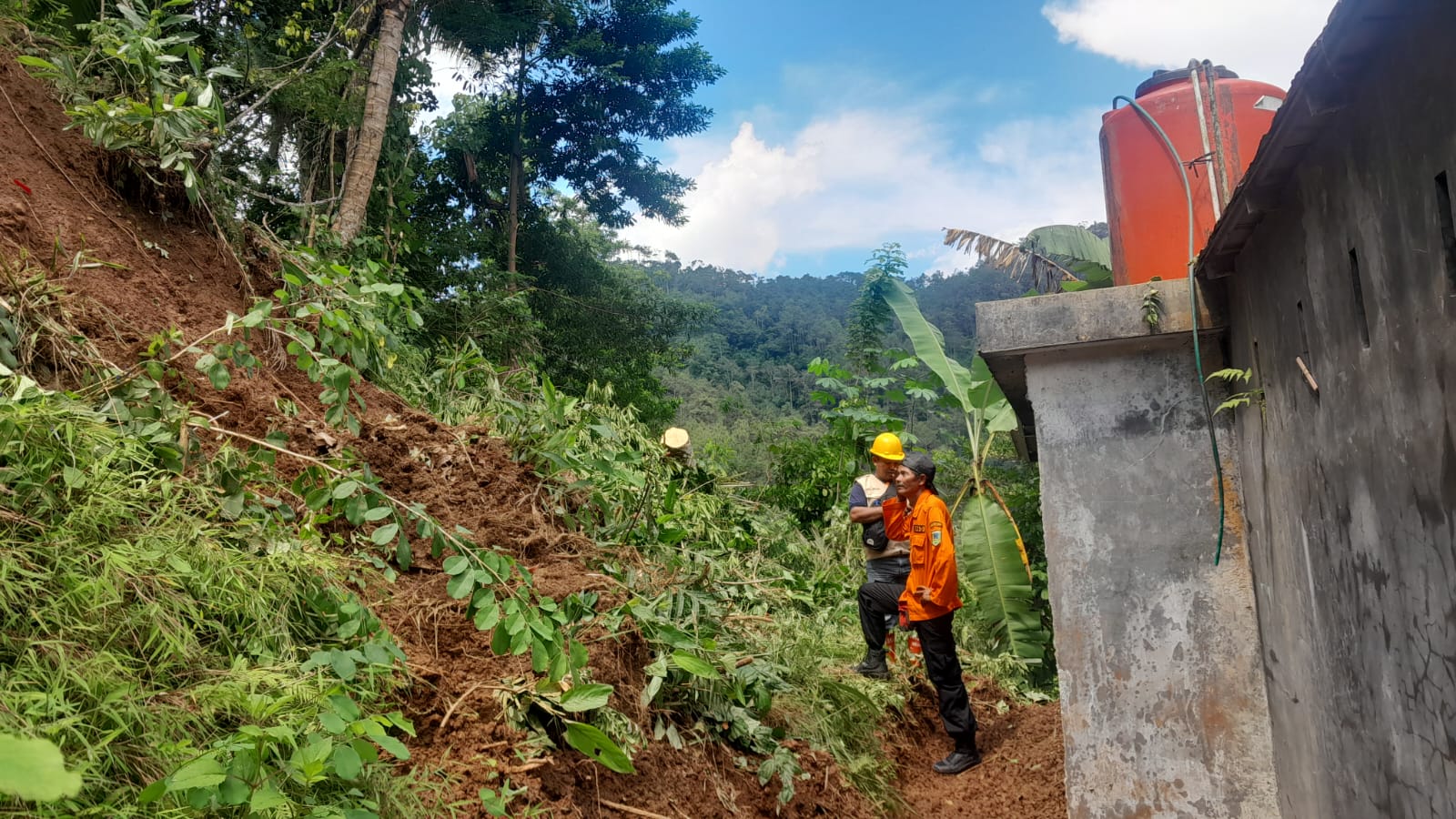 Longsor Hantam Rumah Warga Rowokele