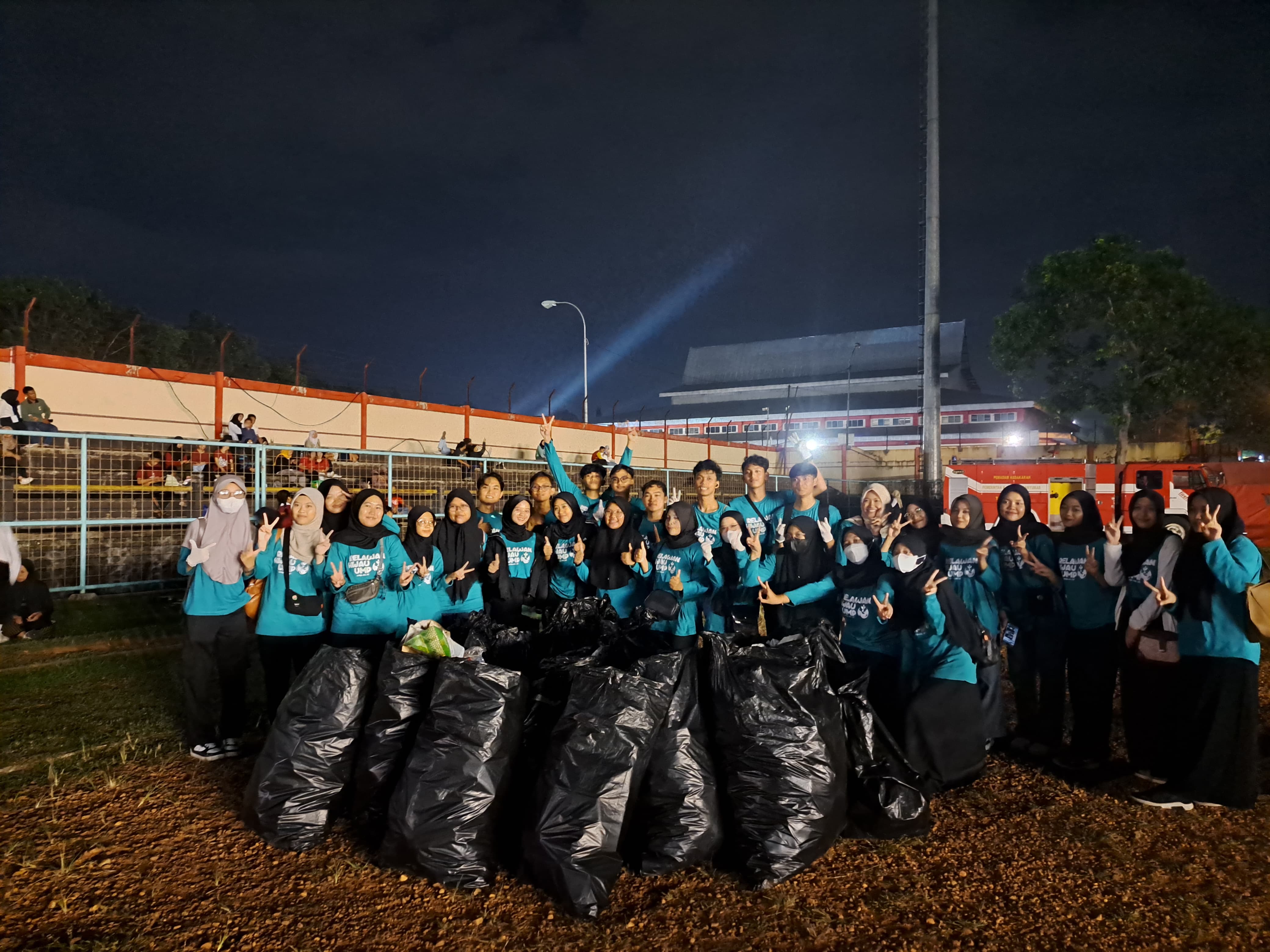 UMP Kerahkan Relawan Hijau Mahasiswa Bersihkan Sampah di Rekor Muri 10 Ribu Lengger Bicara