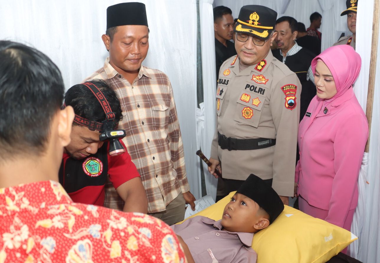 130 Anak Disunat Massal Peringati Hari Bhayangkara ke-79 di Kebumen