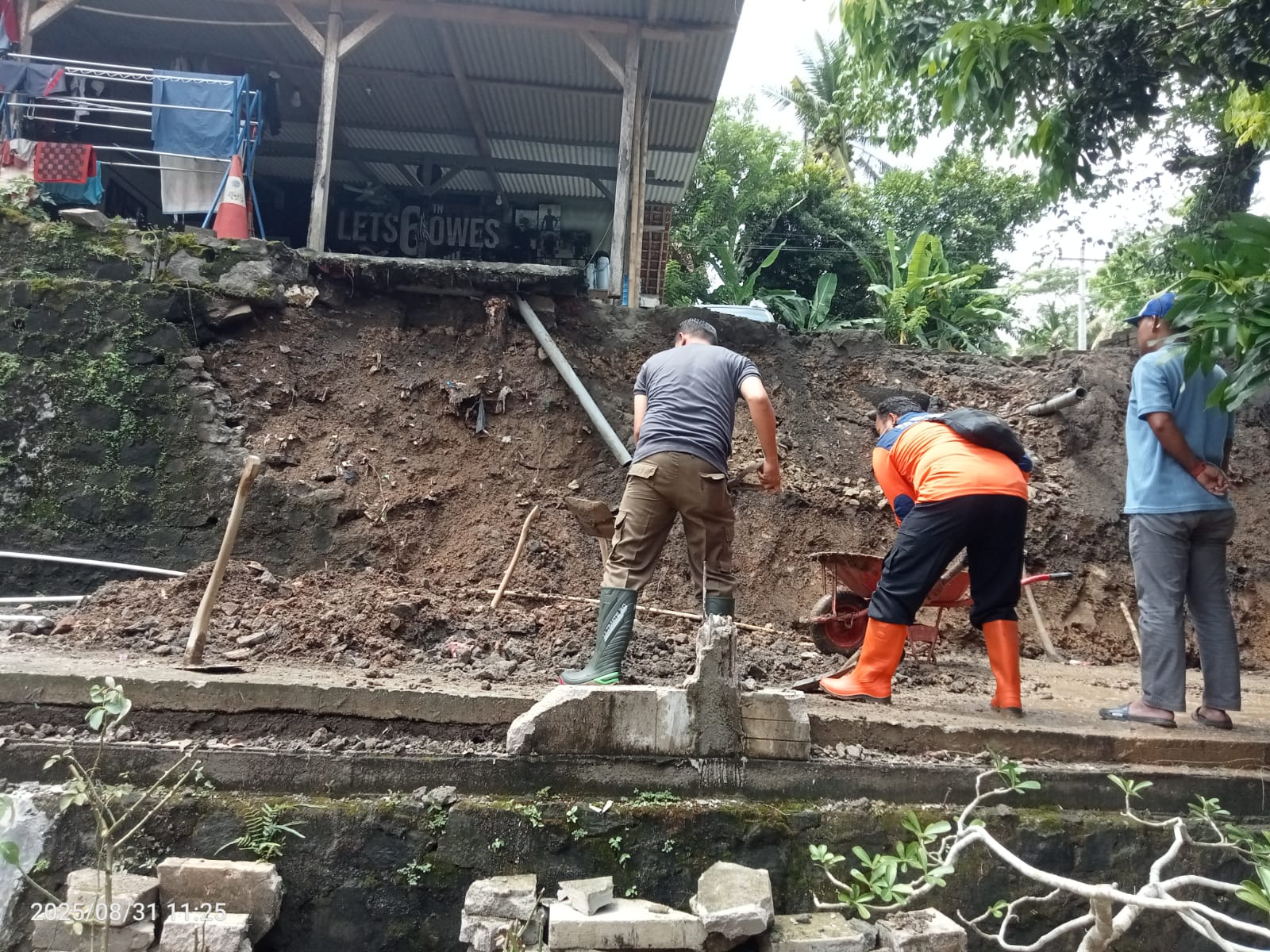 Hujan Deras Picu Longsor di Jeruklegi Wetan Cilacap, Satu Rumah Warga Terancam Ambruk