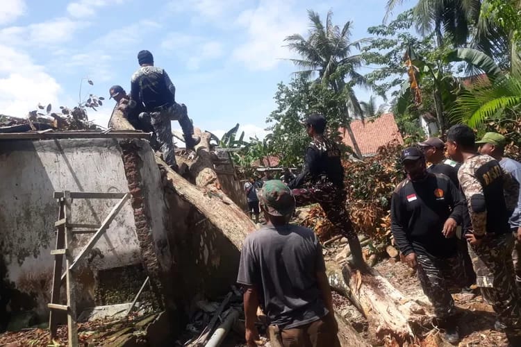Puting Beliung Terjang Gerduren, Tujuh Rumah Rusak