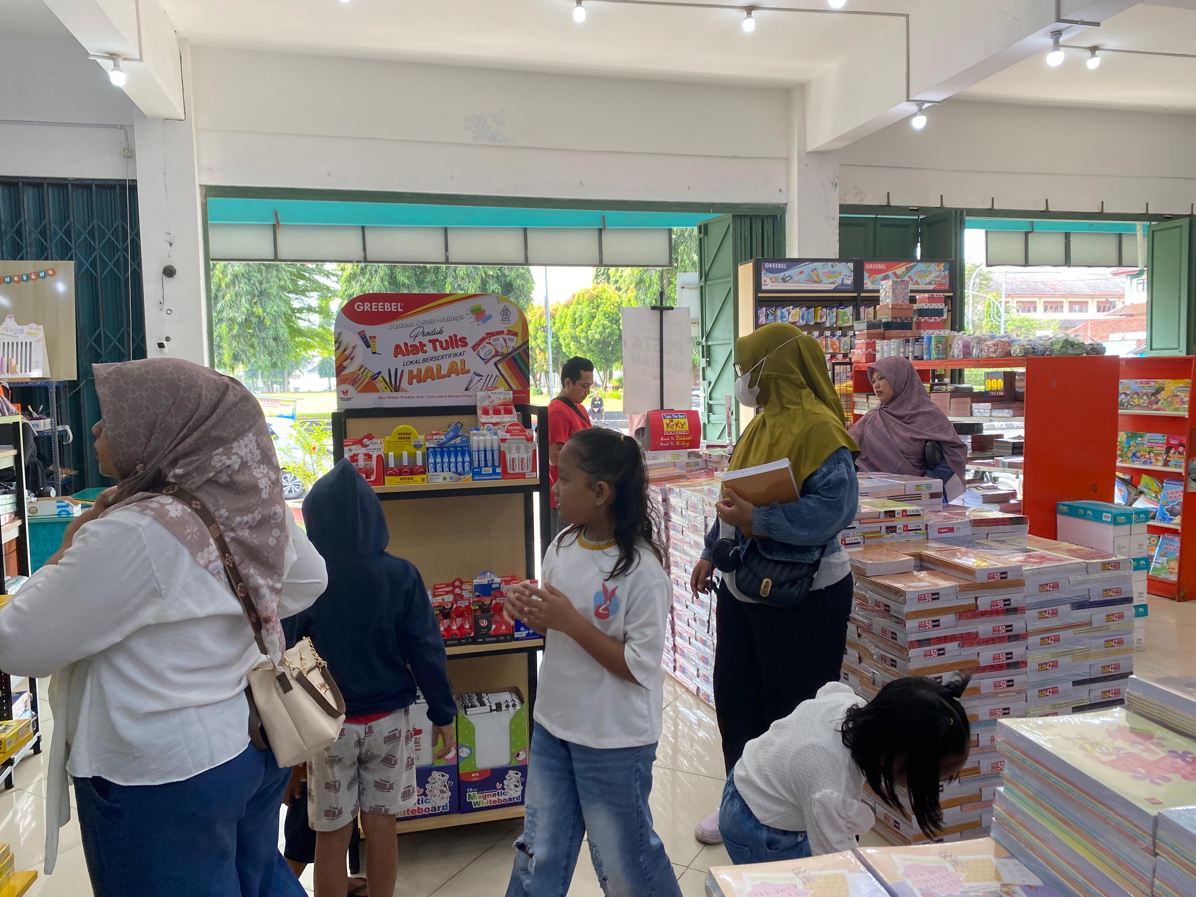 Persiapan Tahun Ajaran Baru, Toko Peralatan Sekolah di Purbalingga Mulai Diburu