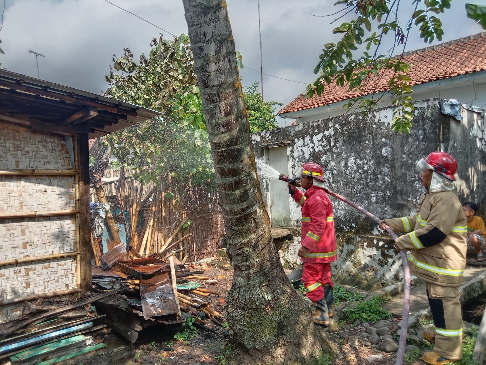 Bahaya, Tidak Tuntas Matikan Tungku Kayu Akibatkan Dapur Warga Desa Jenang Terbakar