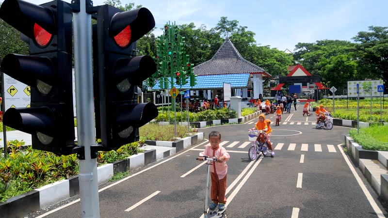 Asyiknya Belajar Rambu Sambil Bermain di Taman Lalu Lintas Terminal Bulupitu Purwokerto